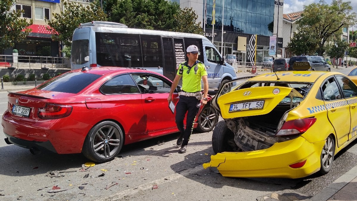 İstanbul’da kontrolden çıkan lüks araç taksiye çarptı